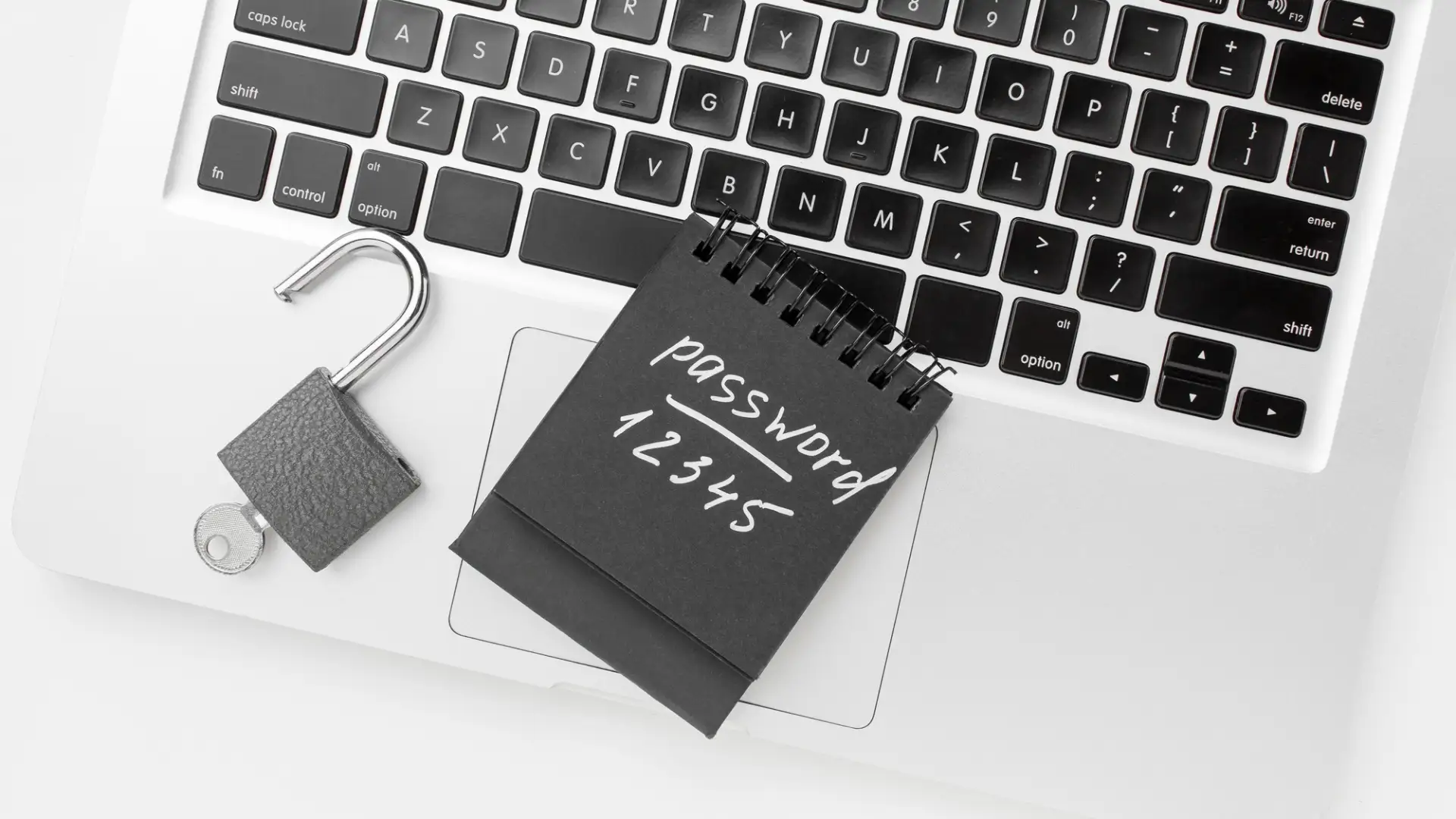 Imagem de um cadeado e Bloco de Nota com Nome Password sobre um computador