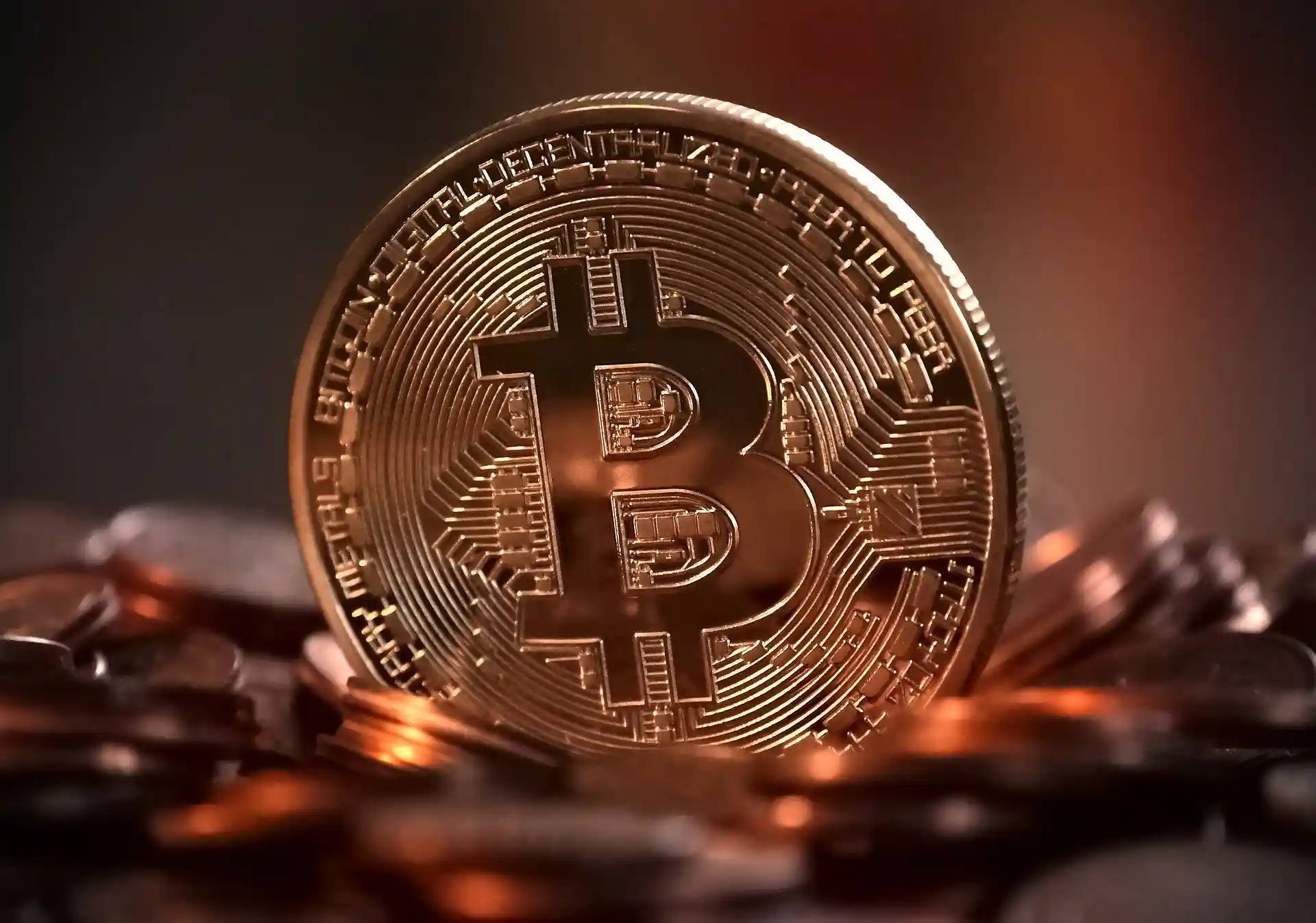 Uma ilustração e moeda de Bitcoin