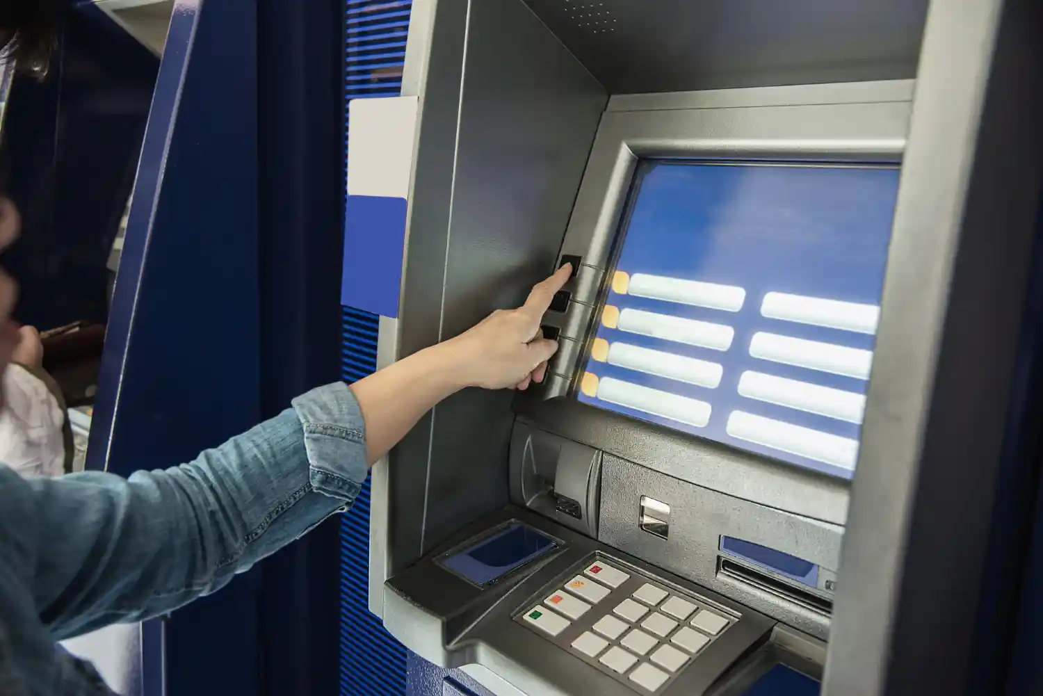 Open Banking - Imagem: Uma pessoa utilizando um caixa eletrônico