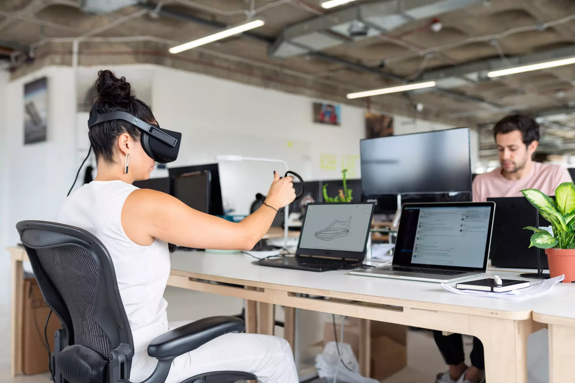 Mulher usando óculos de realidade Virtual no Trabalho