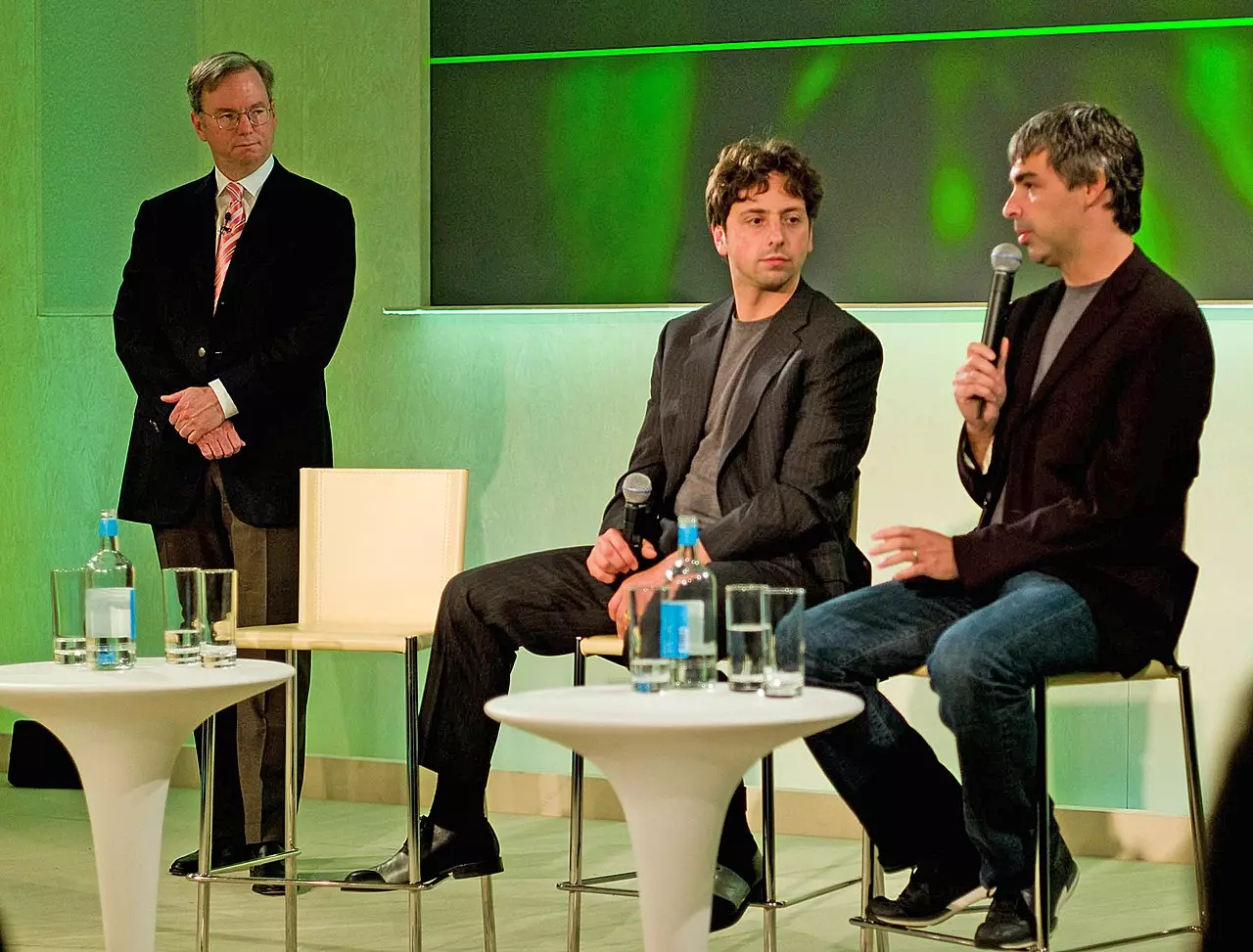 Larry Page e Sergey Brin, os fundadores da Google, são figuras icônicas no mundo da tecnologia. 